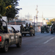 Camionetas del ejército recorren las calles de Culiacán.